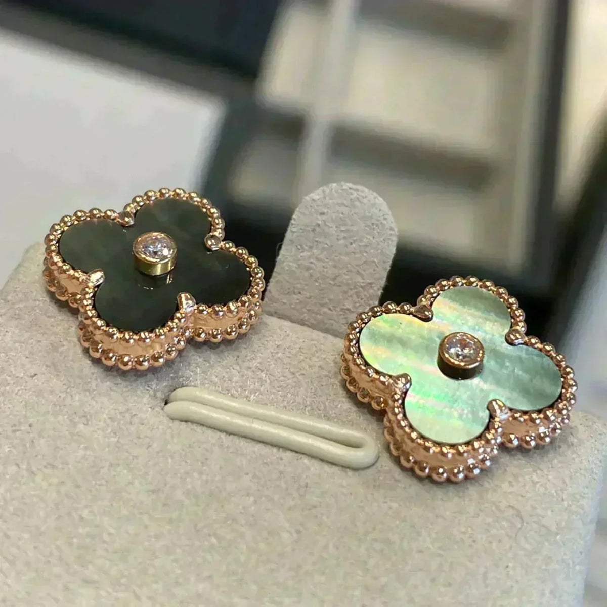 [Kaelin Vow]CLOVER MEDIUM 1 MOTIFS GRAY MOP  DIAMOND EARRINGS