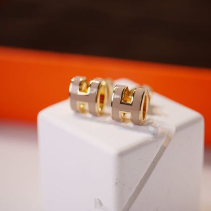 [Kaelin Vow]MINI POP H GOLD EARRINGS GREY