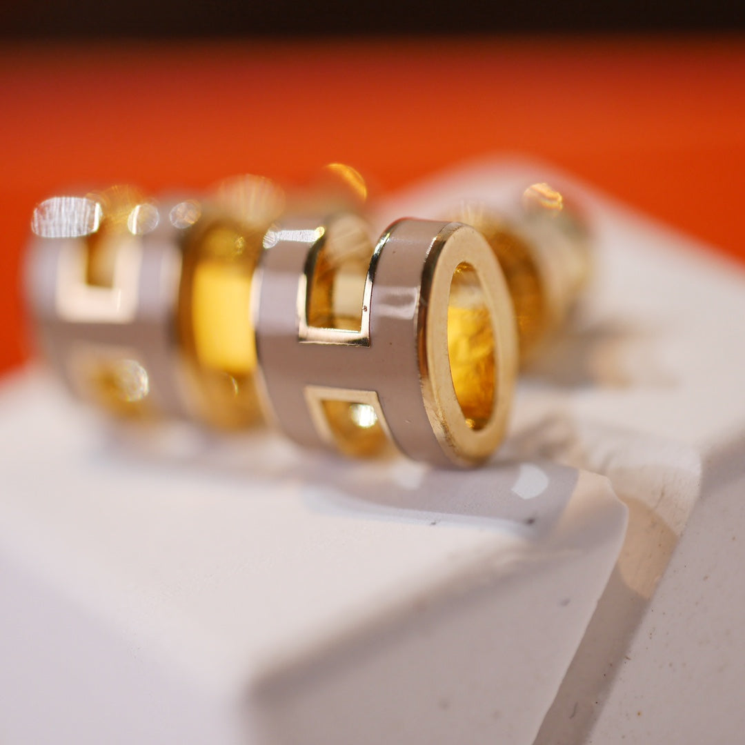 [Kaelin Vow]MINI POP H GOLD EARRINGS GREY