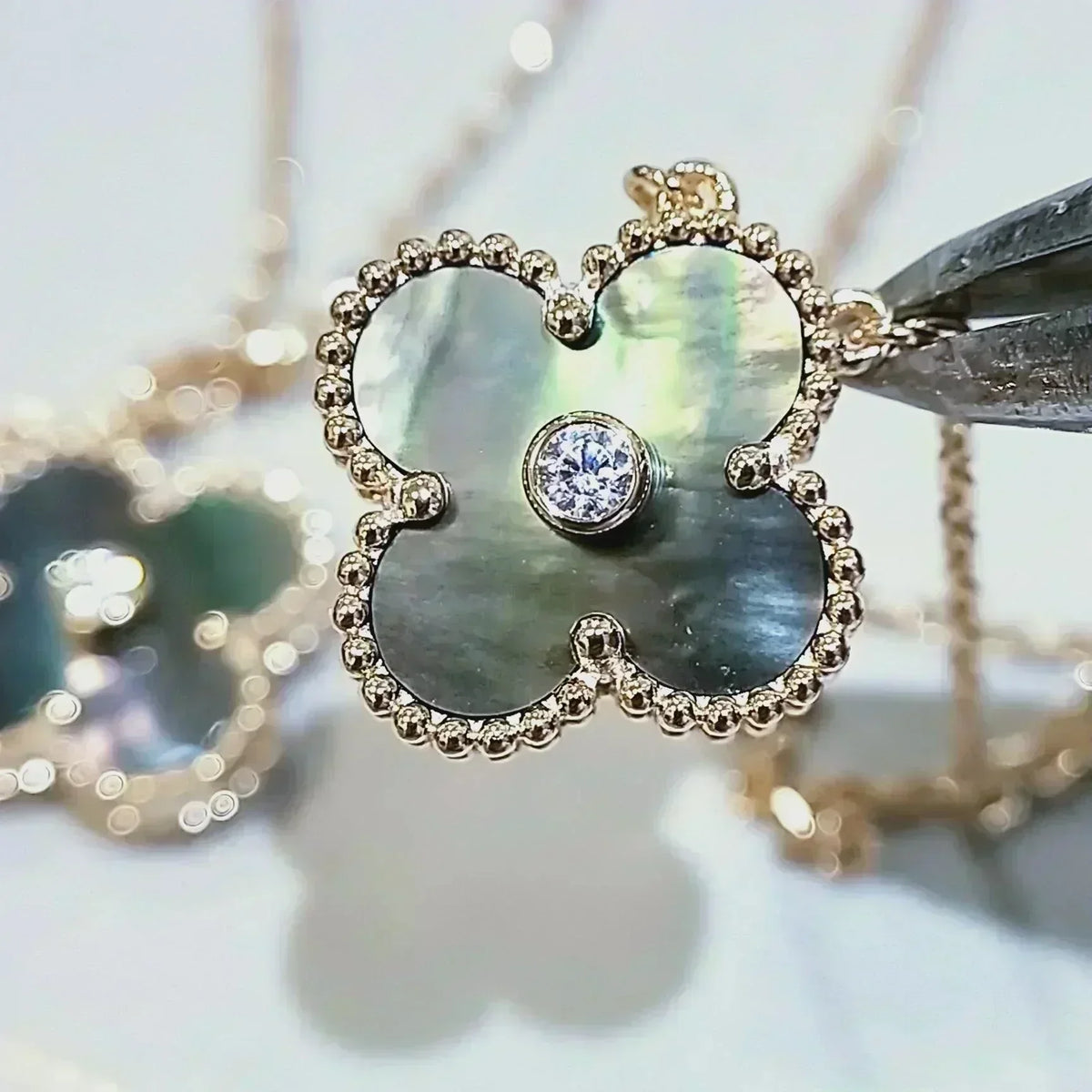 [Kaelin Vow]CLOVER 15MM DIAMOND AND MOTHER-OF-GREY NECKLACE