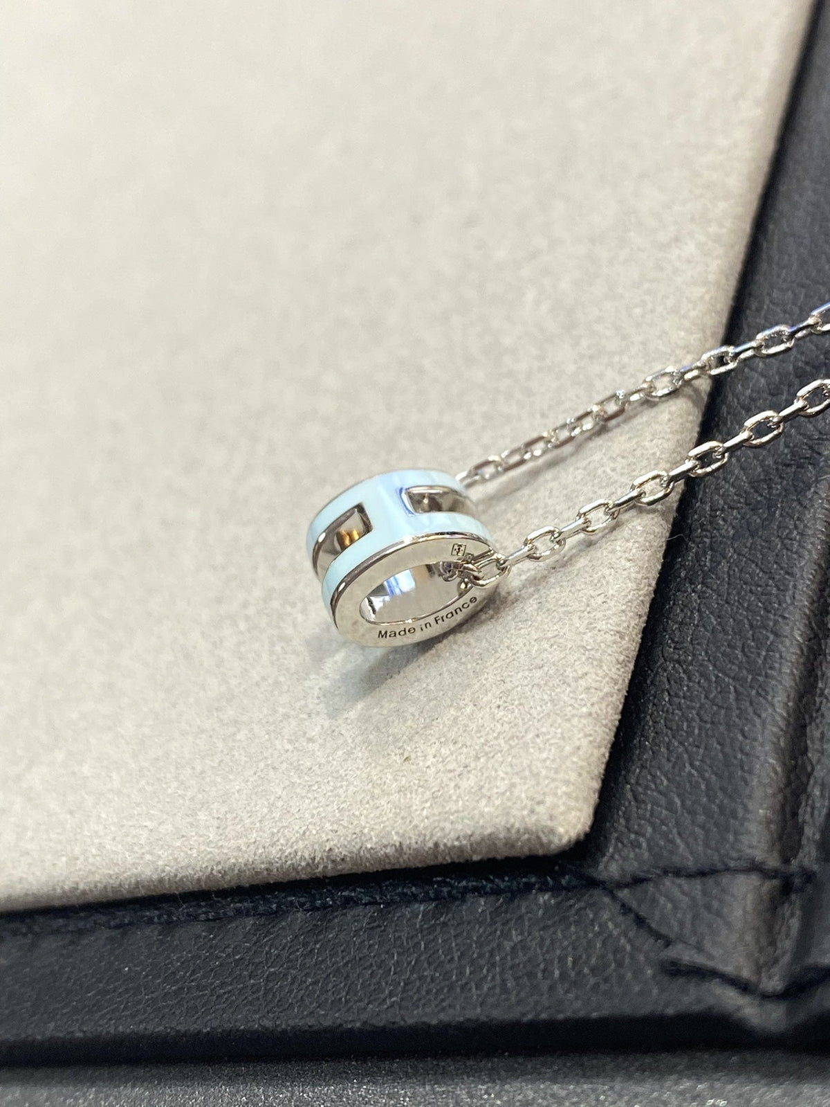 [Kaelin Vow]POP H LIGHT BLUE NECKLACE