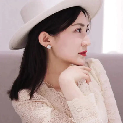 [Kaelin Vow]CLOVER MEDIUM 1 MOTIFS  WHITE MOP STUD EARRINGS