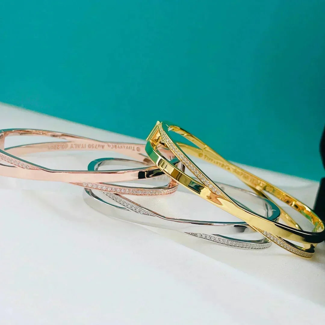 [Kaelin Vow] NARROW HINGED BANGLEIN MIT KLEINEN DIAMANTEN