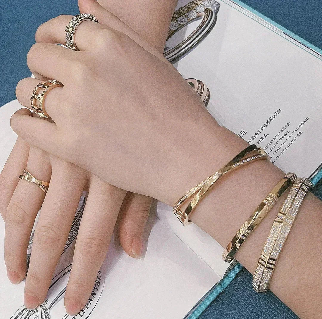 [Kaelin Vow] NARROW HINGED BANGLEIN MIT KLEINEN DIAMANTEN