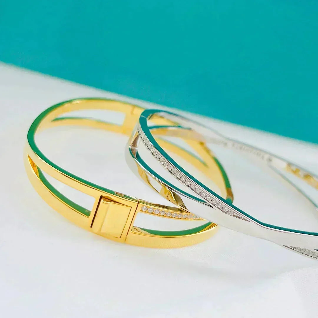 [Kaelin Vow] NARROW HINGED BANGLEIN MIT KLEINEN DIAMANTEN