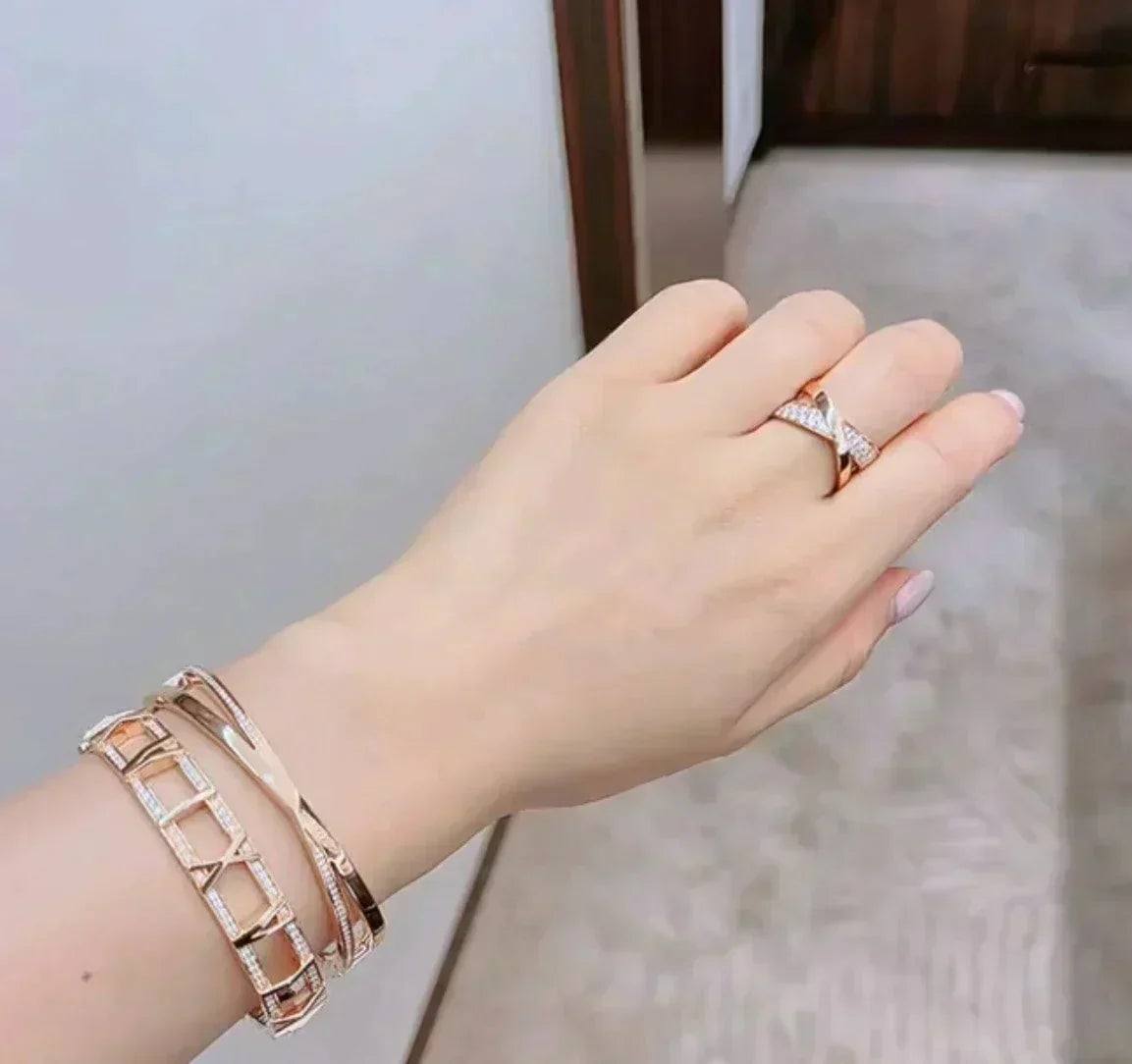[Kaelin Vow] NARROW HINGED BANGLEIN MIT KLEINEN DIAMANTEN