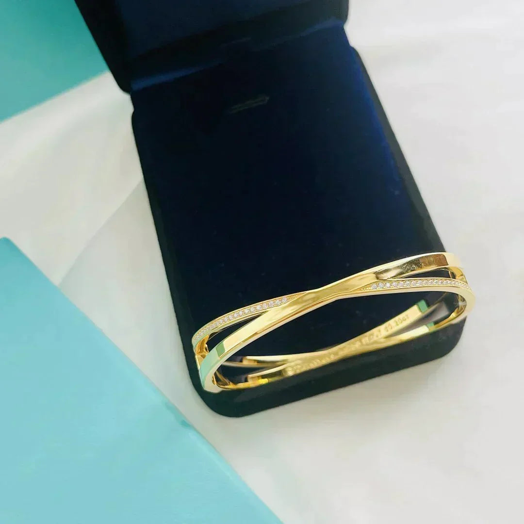 [Kaelin Vow] NARROW HINGED BANGLEIN MIT KLEINEN DIAMANTEN