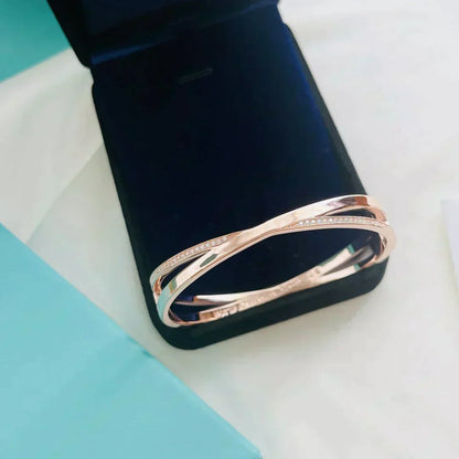 [Kaelin Vow] NARROW HINGED BANGLEIN MIT KLEINEN DIAMANTEN