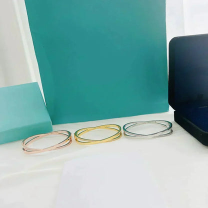 [Kaelin Vow] NARROW HINGED BANGLEIN MIT KLEINEN DIAMANTEN