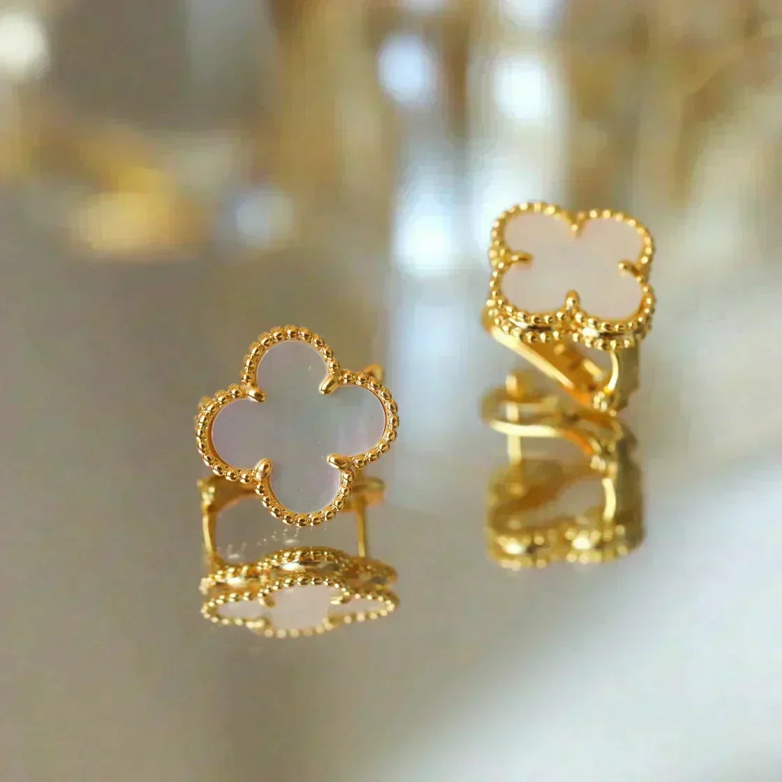 [Kaelin Vow]CLOVER MEDIUM 1 MOTIFS  WHITE MOP STUD EARRINGS