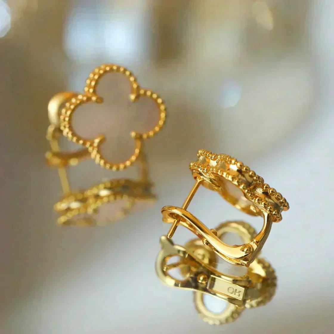 [Kaelin Vow]CLOVER MEDIUM 1 MOTIFS  WHITE MOP STUD EARRINGS