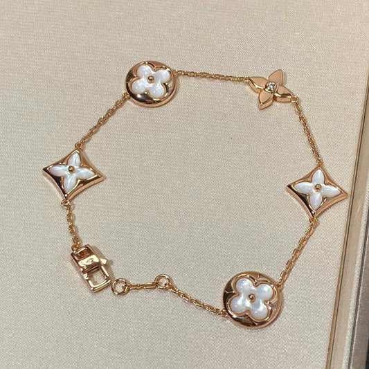 [Kaelin Vow] ARMBAND AUS ROSÉGOLD MIT 5 PERLMUTT-STERN- UND SONNENMOTIVEN