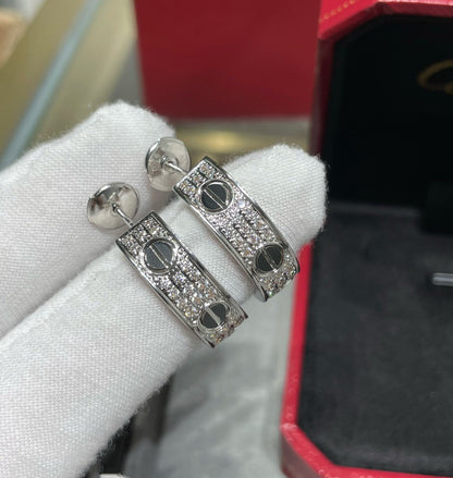 [Kaelin Vow] LOVE SILBEROHRRINGE MIT KERAMIK-DIAMANTPAVÉ