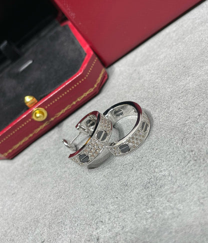 [Kaelin Vow] LOVE SILBEROHRRINGE MIT KERAMIK-DIAMANTPAVÉ
