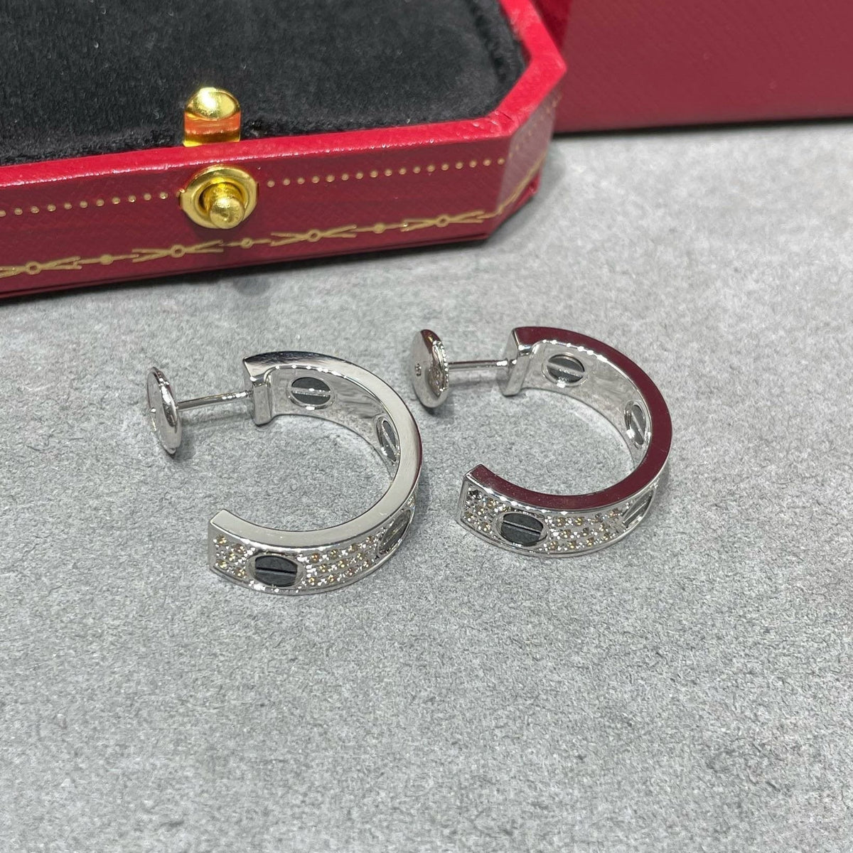 [Kaelin Vow] LOVE SILBEROHRRINGE MIT KERAMIK-DIAMANTPAVÉ