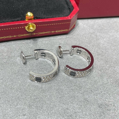 [Kaelin Vow] LOVE SILBEROHRRINGE MIT KERAMIK-DIAMANTPAVÉ