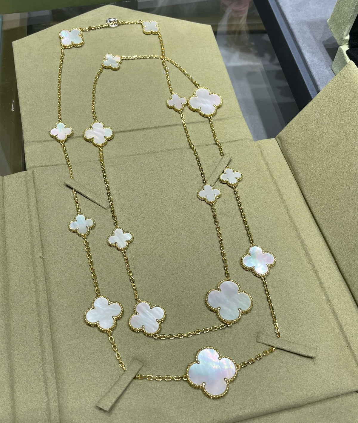 [Kaelin Vow]CLOVER 16 MOTIF WHITE MOP GOLD NECKLACE