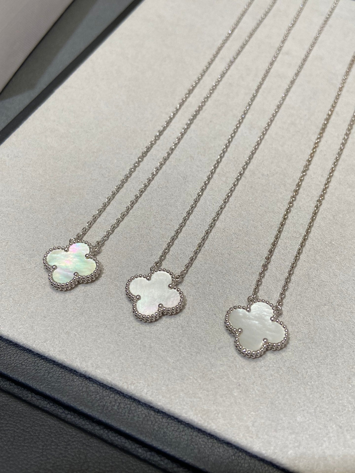 [Kaelin Vow]CLOVER MEDIUM SILVER WHITE MOP NECKLACE