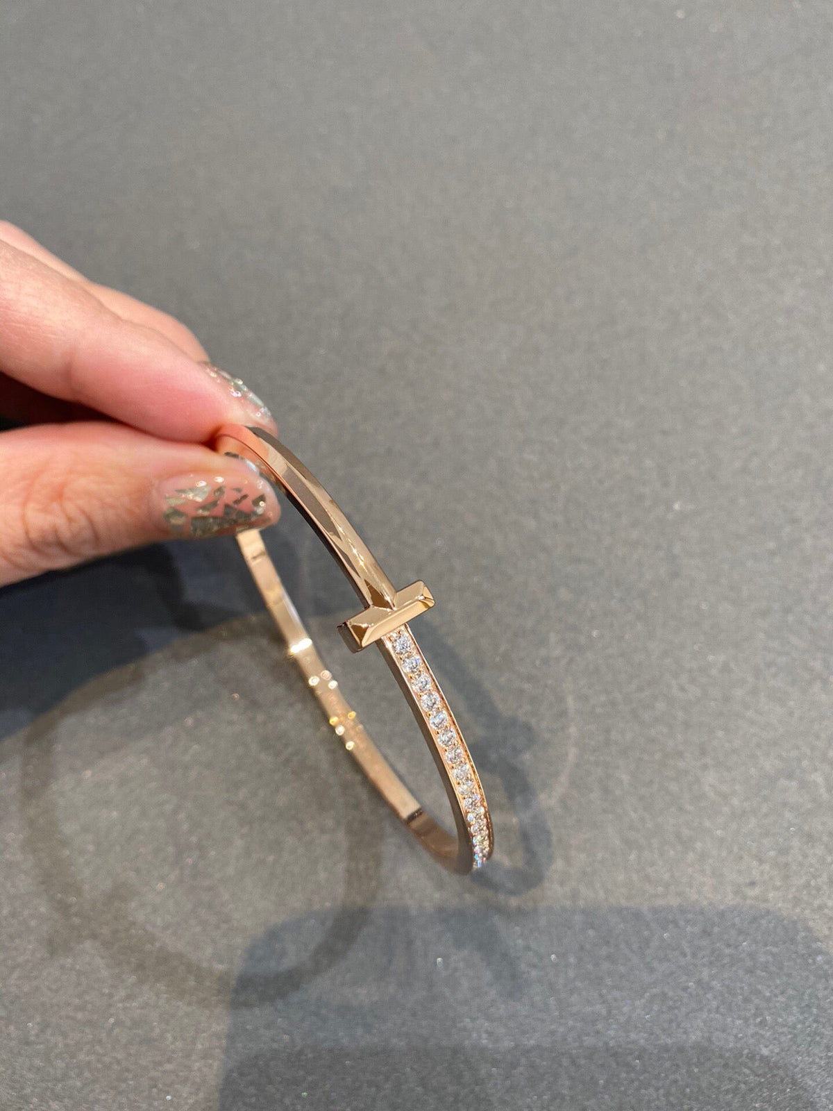 [Kaelin Vow]NARROW T1 SCHARNIER-ARMBAND ROSÉGOLD MIT DIAMANTEN