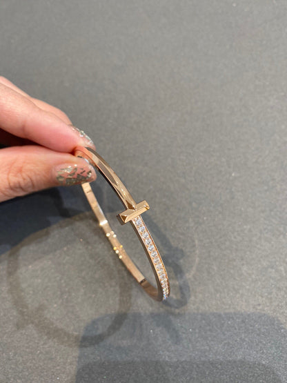 [Kaelin Vow]NARROW T1 SCHARNIER-ARMBAND ROSÉGOLD MIT DIAMANTEN