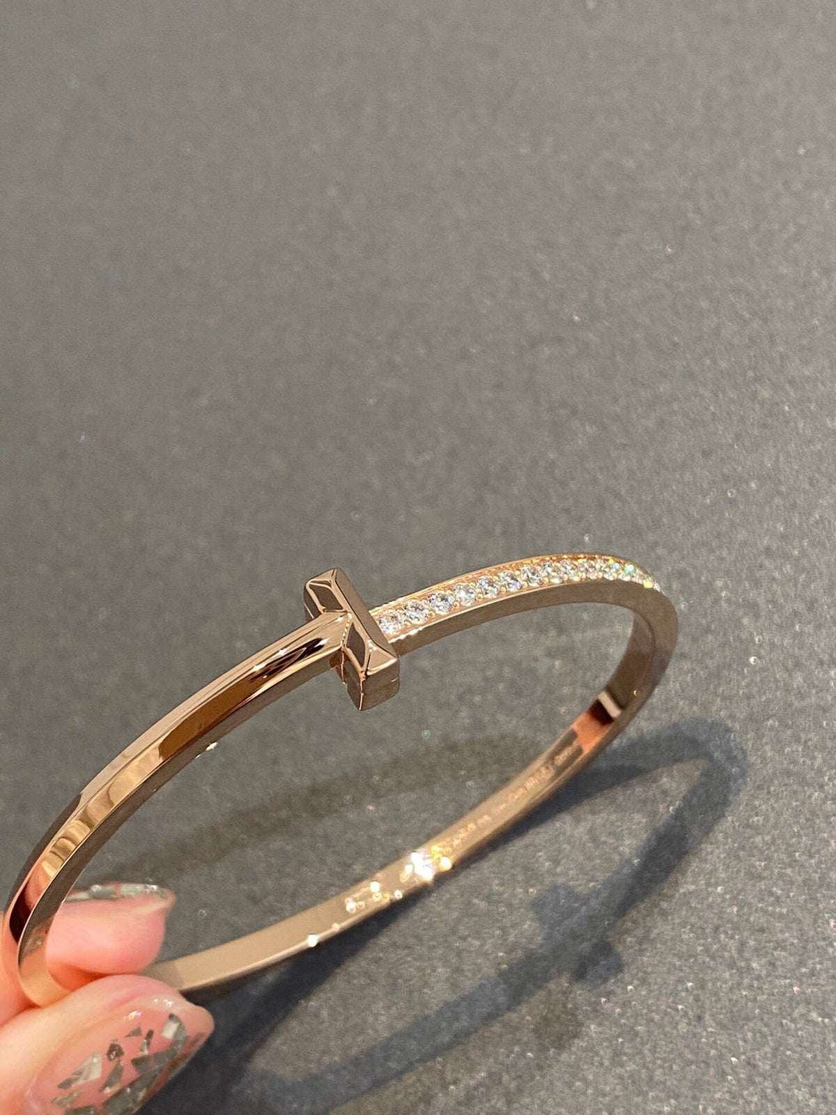 [Kaelin Vow]NARROW T1 SCHARNIER-ARMBAND ROSÉGOLD MIT DIAMANTEN
