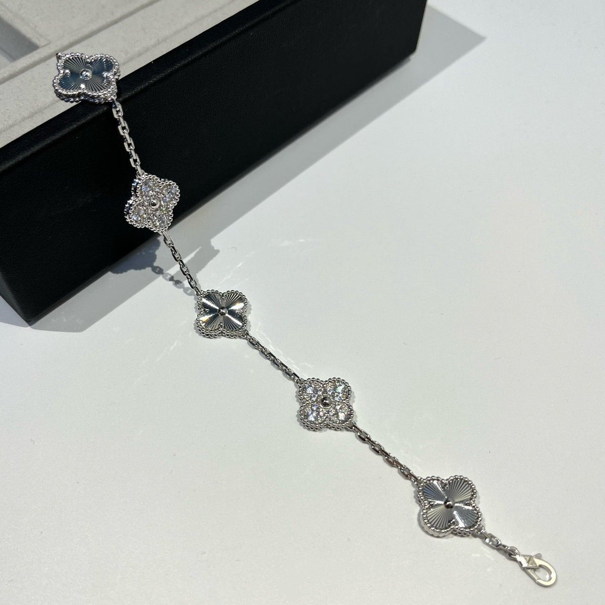 [Kaelin Vow] CLOVER 5 MOTIF LASER BRACELET COLLECTION