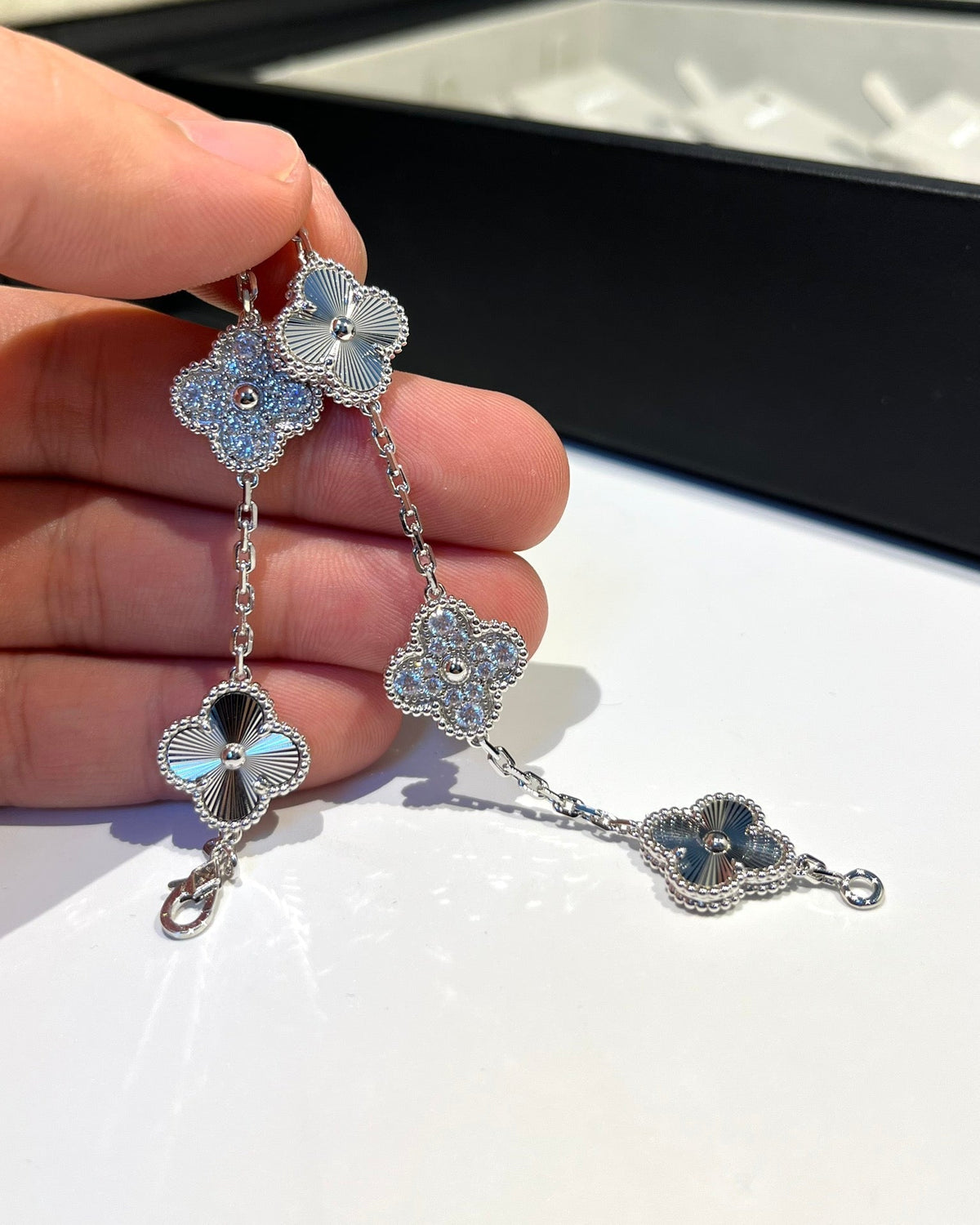 [Kaelin Vow] CLOVER 5 MOTIF LASER BRACELET COLLECTION