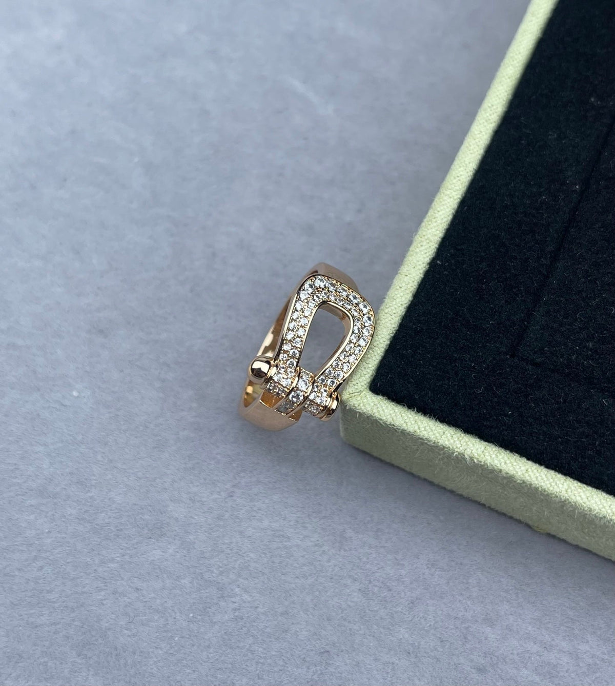 [Kaelin Vow]Breiter hufeisenförmiger, mit Diamanten besetzter Ring