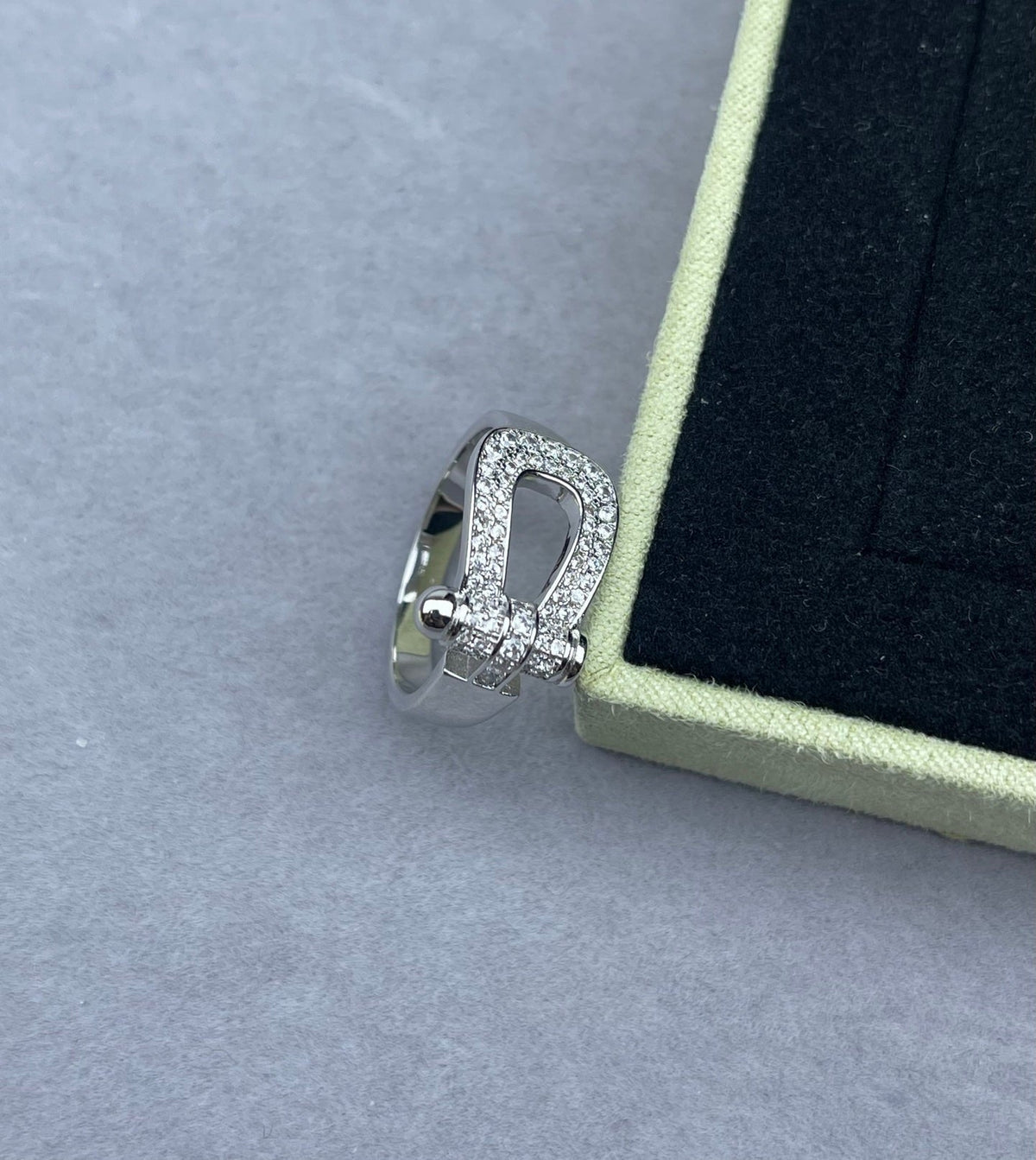 [Kaelin Vow]Breiter hufeisenförmiger, mit Diamanten besetzter Ring