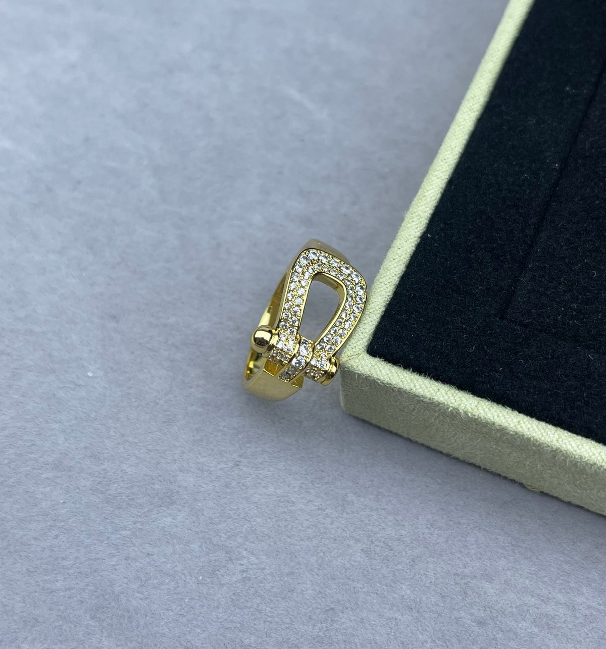 [Kaelin Vow]Breiter hufeisenförmiger, mit Diamanten besetzter Ring