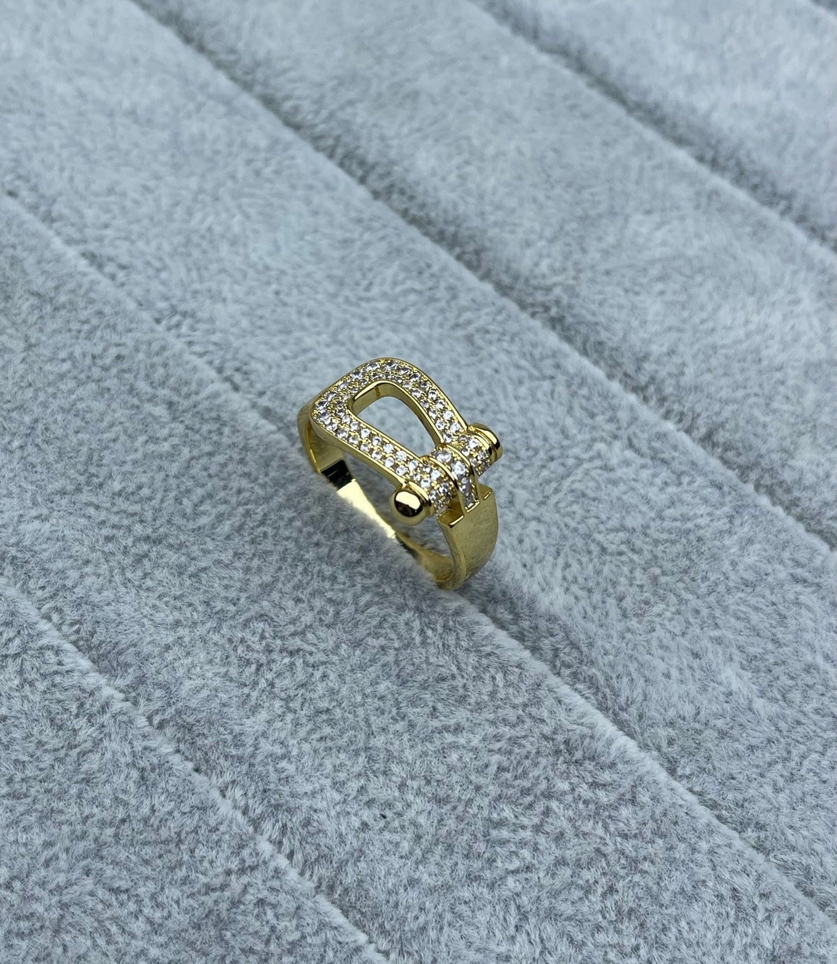[Kaelin Vow]Breiter hufeisenförmiger, mit Diamanten besetzter Ring