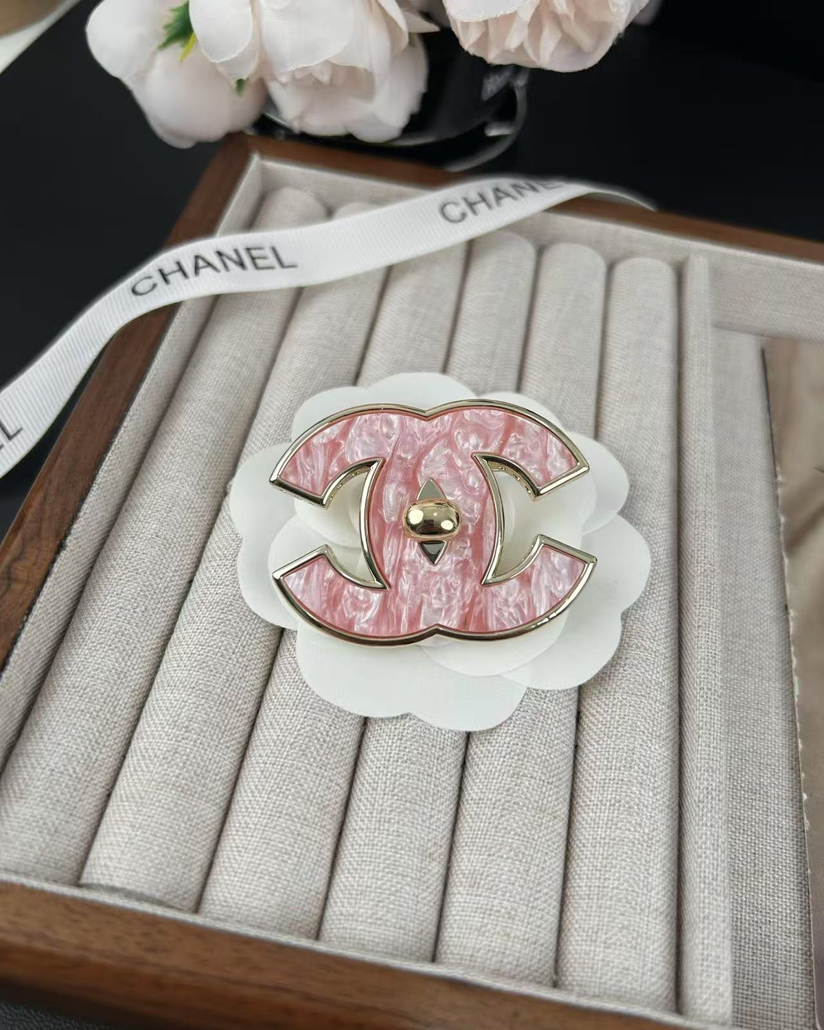 [Kaelin Vow]Klassische Brosche aus rosa Kunstharz 5cm