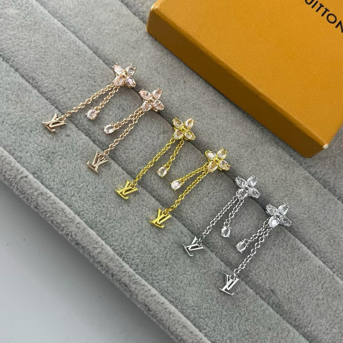 [Kaelin Vow]PFLAUMENFARBENE DIAMANT-BUCHSTABENOHRRINGE