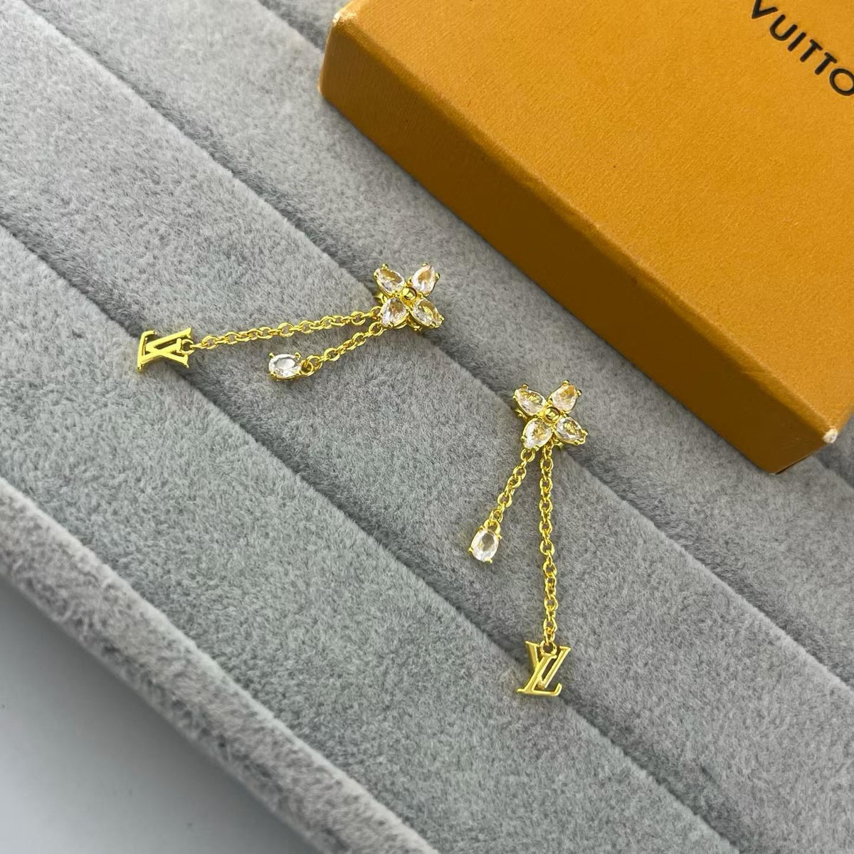 [Kaelin Vow]PFLAUMENFARBENE DIAMANT-BUCHSTABENOHRRINGE