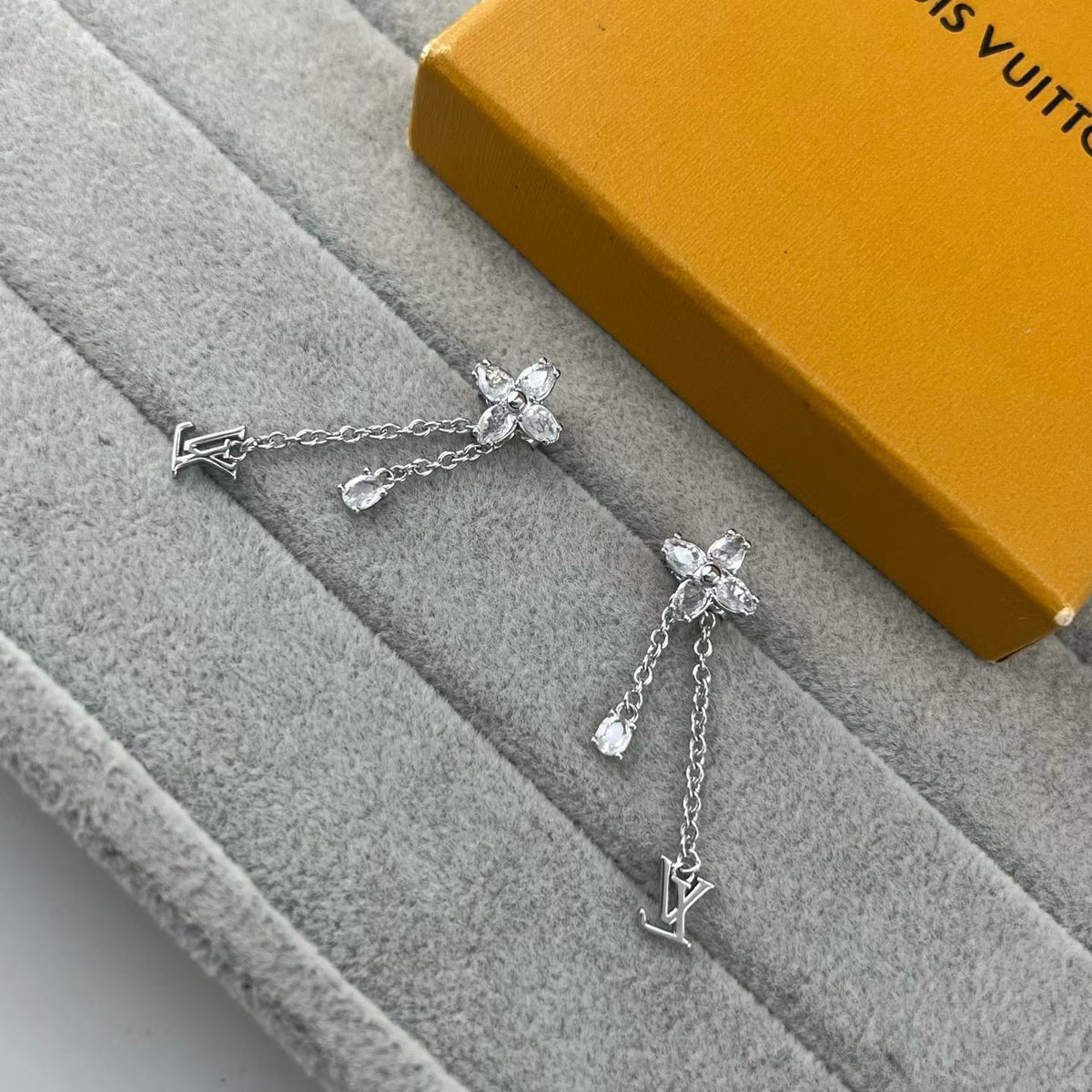 [Kaelin Vow]PFLAUMENFARBENE DIAMANT-BUCHSTABENOHRRINGE