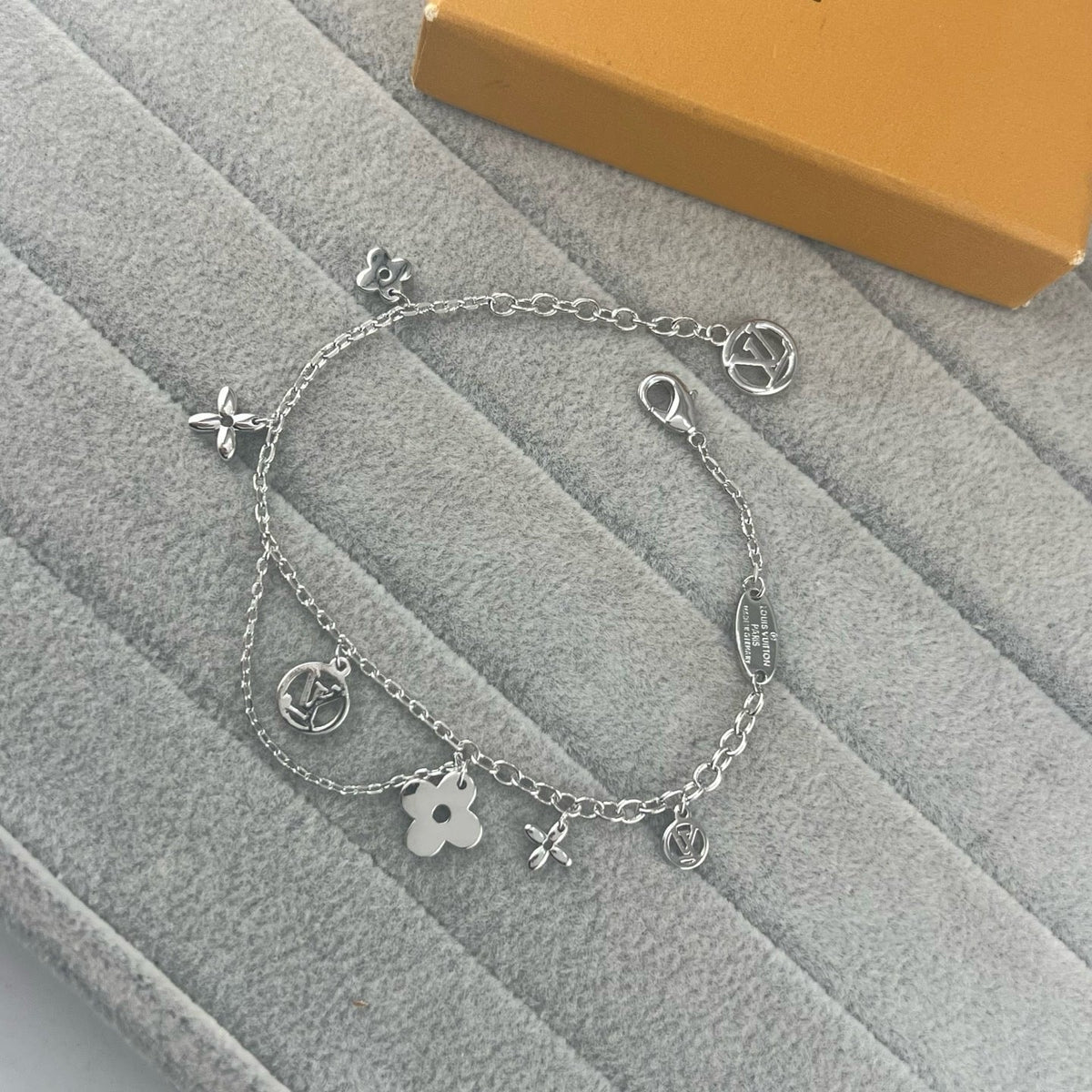 [Kaelin Vow]GLATTES MULTI-BLUMEN-ARMBAND