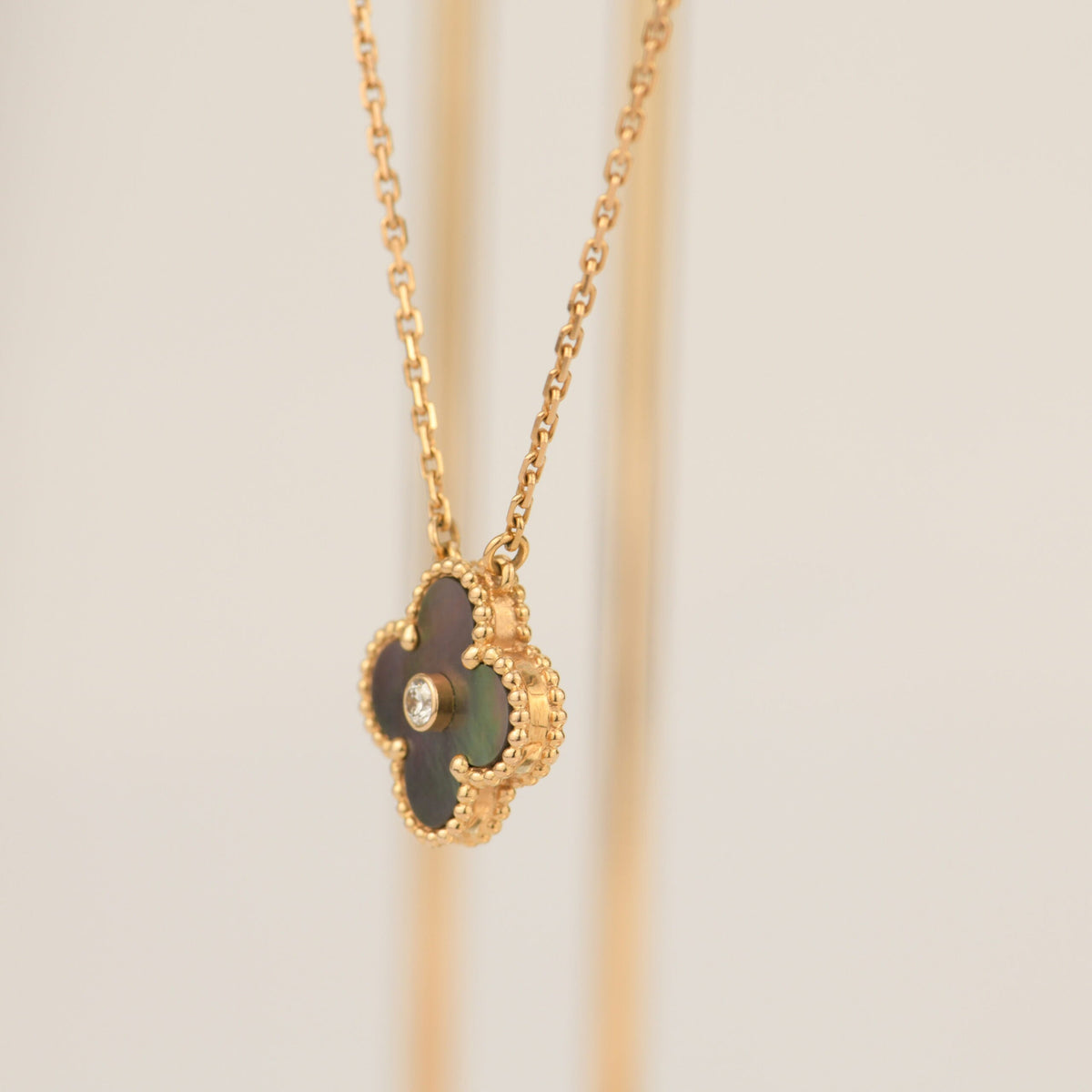 [Kaelin Vow]CLOVER 15MM DIAMOND AND MOTHER-OF-GREY NECKLACE