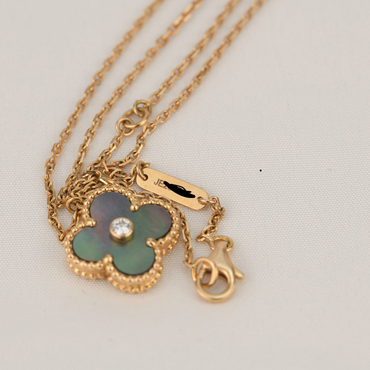 [Kaelin Vow]CLOVER 15MM DIAMOND AND MOTHER-OF-GREY NECKLACE