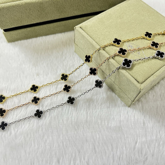 [Kaelin Vow]KLEEBLATT-ARMBAND MIT 6 ONYX-MOTIVEN