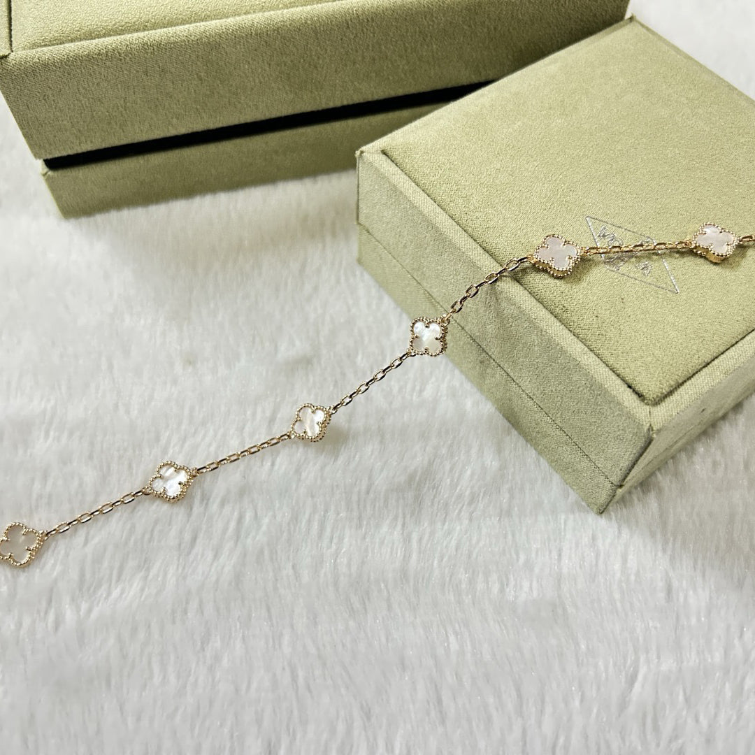 [Kaelin Vow]KLEEBLATT-ARMBAND MIT 6 MOTIVEN AUS WEISSEM PERLMUTT