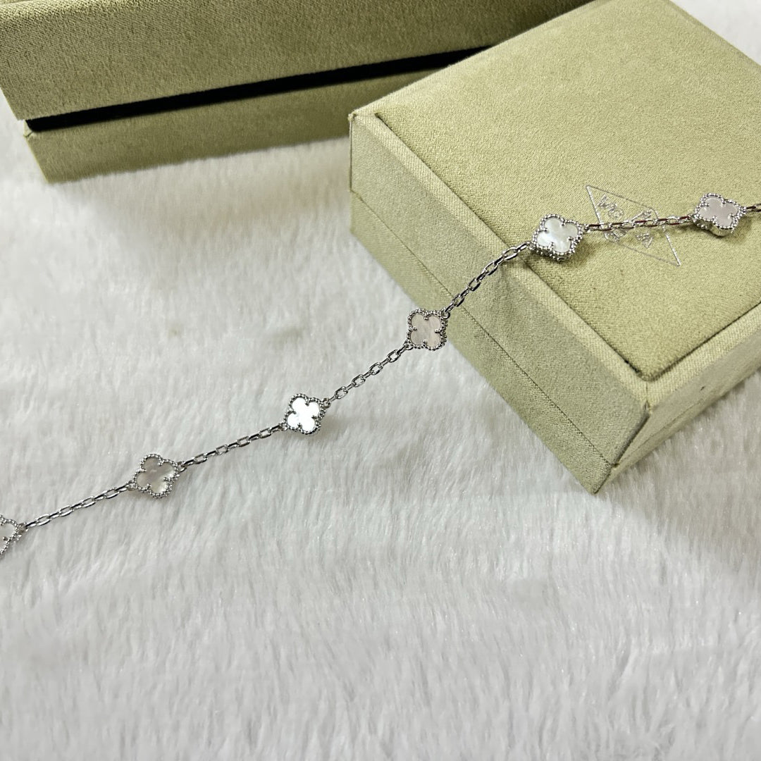 [Kaelin Vow]KLEEBLATT-ARMBAND MIT 6 MOTIVEN AUS WEISSEM PERLMUTT