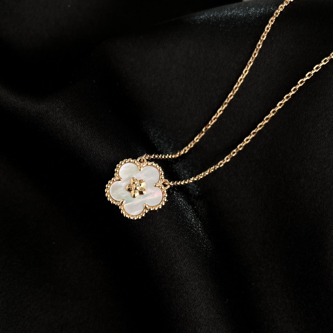 [Kaelin Vow]LUCKY  WHITE MOP  PLUM BLOSSOM NECKLACE