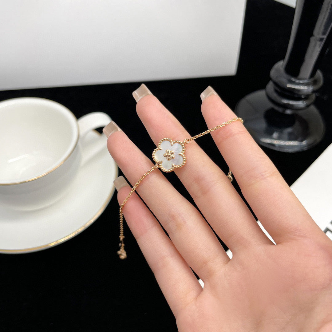 [Kaelin Vow]LUCKY  WHITE MOP  PLUM BLOSSOM NECKLACE