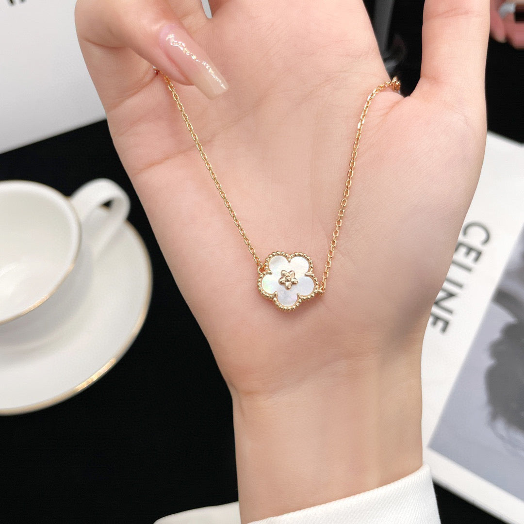 [Kaelin Vow]LUCKY WHITE MOP PLUM BLOSSOM  BRACELET