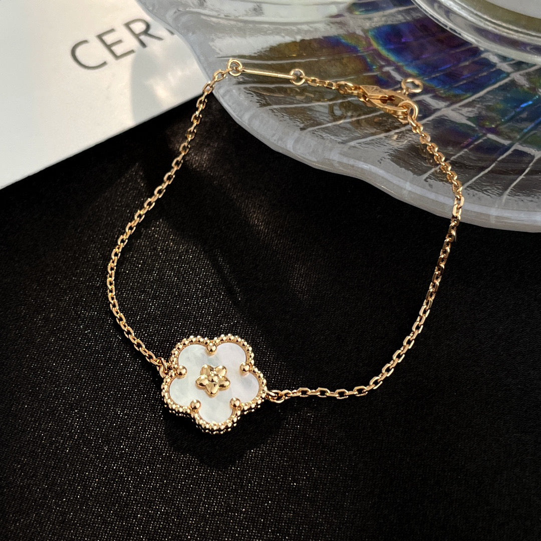 [Kaelin Vow]LUCKY WHITE MOP PLUM BLOSSOM  BRACELET