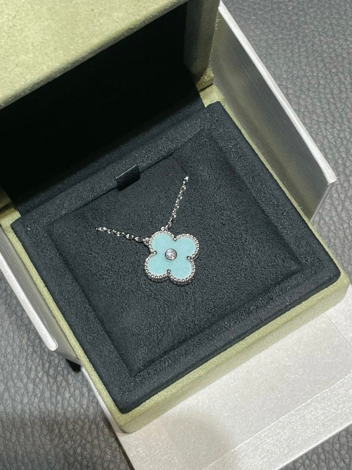 [Kaelin Vow]CLOVER 1 DIAMOND LIGHT BLUE SILVER NECKLACE