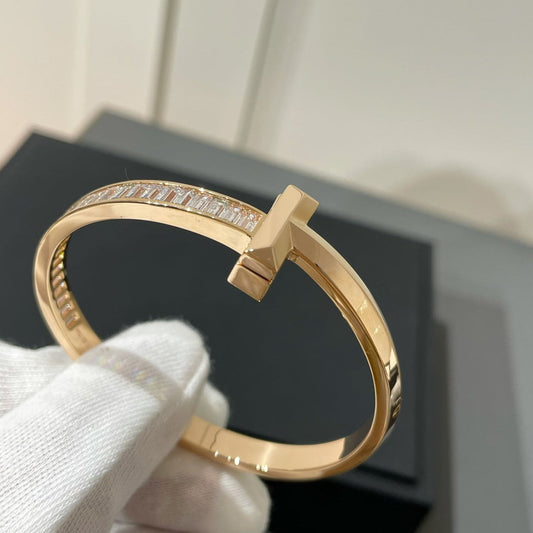 [Kaelin Vow] BREITE GESTELLTE ARMBANDUHR AUS ROSÉGOLD MIT BAGUETTE-DIAMANTEN