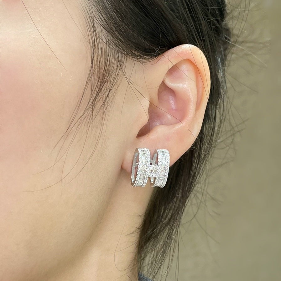 [Kaelin Vow]H STUD EARRINGS WITH SILVER DIAMONDS