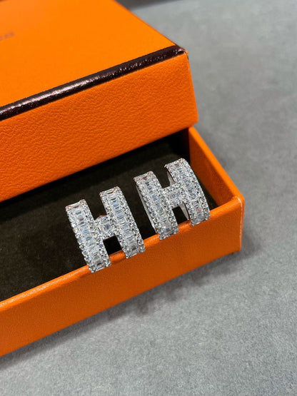[Kaelin Vow]H STUD EARRINGS WITH SILVER DIAMONDS