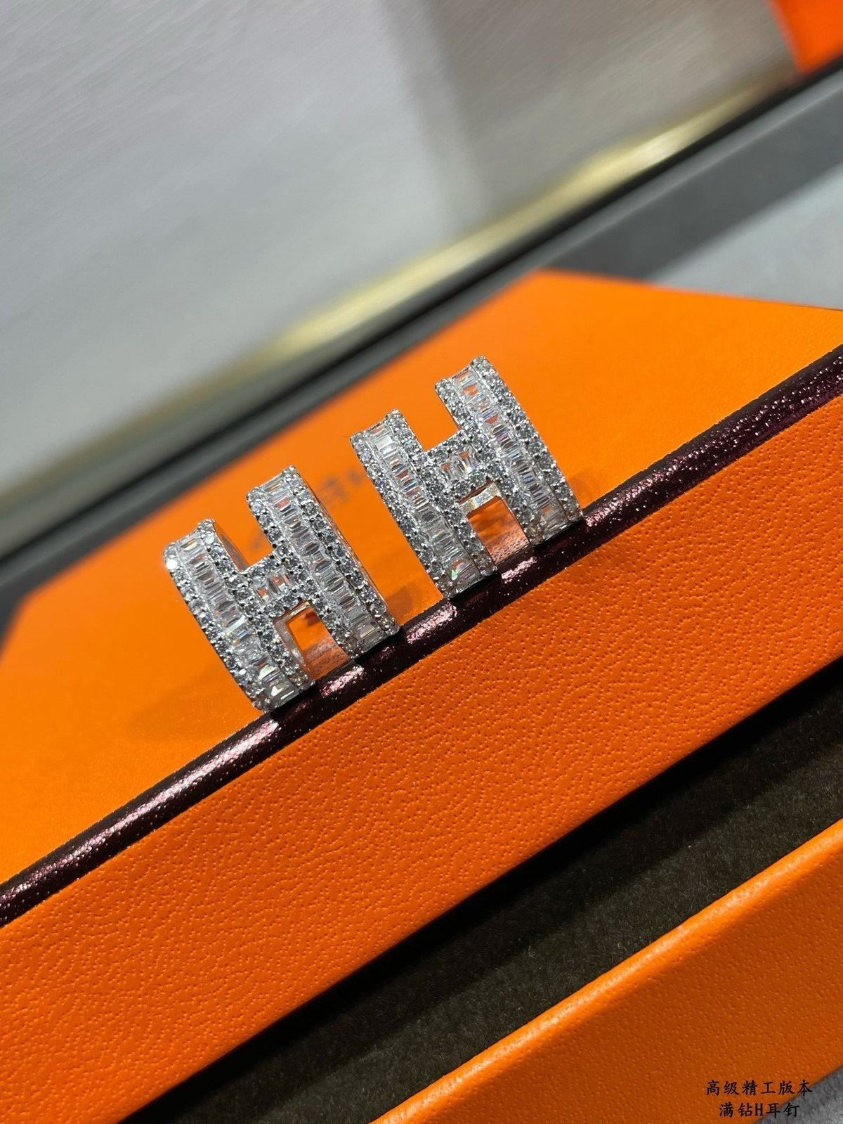 [Kaelin Vow]H STUD EARRINGS WITH SILVER DIAMONDS